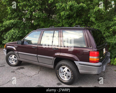 1993 Jeep Grand Cherokee Laredo Blackberry avec intérieur rouge 07 Banque D'Images