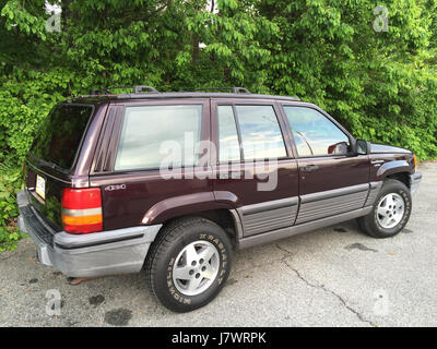 1993 Jeep Grand Cherokee Laredo Blackberry avec intérieur rouge 08 Banque D'Images