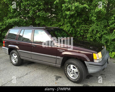 1993 Jeep Grand Cherokee Laredo Blackberry avec intérieur rouge 09 Banque D'Images