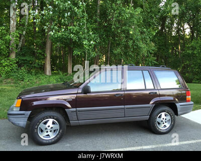 1993 Jeep Grand Cherokee Laredo Blackberry avec intérieur rouge 04 Banque D'Images