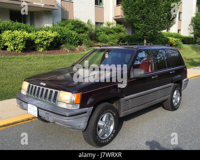 1993 Jeep Grand Cherokee Laredo Blackberry avec intérieur rouge 01 Banque D'Images