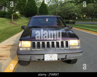 1993 Jeep Grand Cherokee Laredo Blackberry avec intérieur rouge 03 Banque D'Images