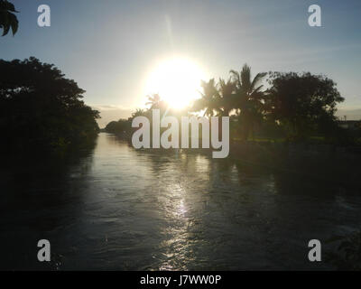 Cette entrée fait référence à une région de Sabang, Baliuag, Bulacan, Philippines, mettant en évidence son paysage agricole de rizières, de prairies et d'arbres, avec des routes et des systèmes d'irrigation soutenant les activités agricoles. Banque D'Images
