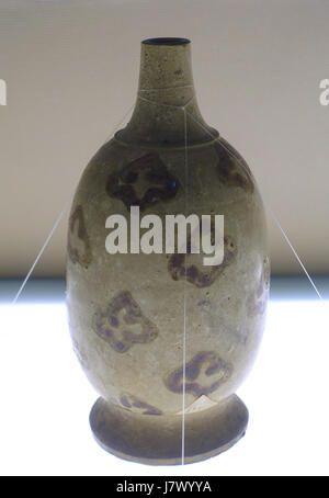 Cette bouteille en céramique brune bleutée, du four Qiong, remonte à la dynastie Song (960â€"1279 AD). Il a été découvert à Qinglai, Sichuan, et est maintenant exposé au Musée provincial du Sichuan à Chengdu, Chine. Banque D'Images