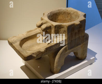 Le bassin du Musée Aga Khan de Toronto, au Canada, fait référence à un élément d'eau ou élément décoratif du musée, une institution de premier plan pour l'art et la culture islamiques. Banque D'Images