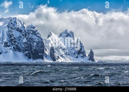 Forte de nouveaux sommets de montagnes couvertes de neige près de la baie de concession, l'Antarctique Banque D'Images