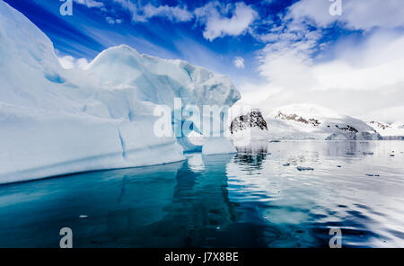 Formations de glace spectaculaires en Antarctique.jpg Banque D'Images