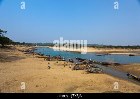 Bateaux sur la rivière Sari à Jaintapur à Sylhet, Bangladesh. Banque D'Images