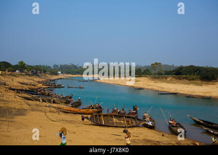 Bateaux sur la rivière Sari à Jaintapur à Sylhet, Bangladesh. Banque D'Images