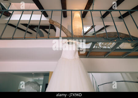 La robe de la mariée se bloque dans l'appartement. Demoiselles à la mer Banque D'Images