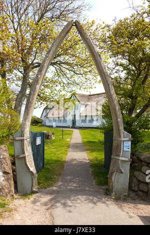 Entrée du musée local de Sylt à Keitum village, faite d'un underjaws la baleine. Banque D'Images