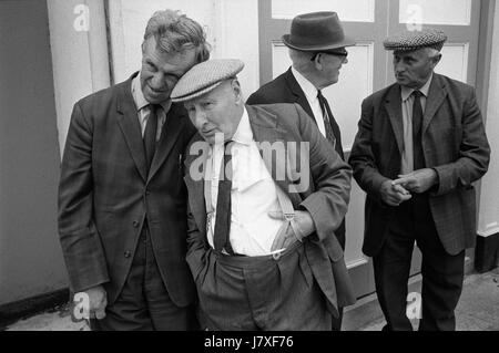 Groupe d'Amitié amis des hommes de parler ensemble de la vie de village Uk 1970 Angleterre regarder la jolie demoiselle de procession Holsworthy Holsworthy, Devon, Angleterre 1975 HOMER SYKES Banque D'Images