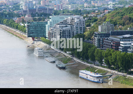 Une vue sur le Danube depuis la tour d'OVNI à Bratislava Banque D'Images