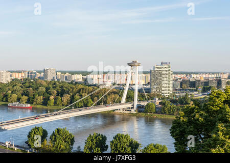 Le nouveau pont avec l'OVNI tower sur Danube à Bratislava Banque D'Images