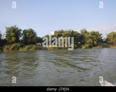 L'image représente les districts fluviaux de San Juan, Santa Cruz, et Pambilog, San Luis in Pampanga, y compris les caractéristiques riveraines et le développement des infrastructures du regionâ€™s. Banque D'Images