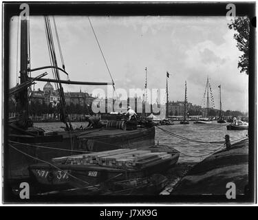 Cette photographie, intitulée 'Amstel', a été prise par Jacob Olie et capture une scène le long de la rivière Amstel, présentée en résolution maximale. Banque D'Images