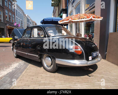 La Panhard Dyna Z12 de 1957 est une automobile française connue pour son design compact et son utilisation efficace de l'espace. Il est équipé d'un moteur 2 cylindres unique, offrant une faible consommation de carburant. Ce modèle fait partie de la série Dyna, populaire pour son innovation dans l’ingénierie automobile française d’après-guerre. Banque D'Images