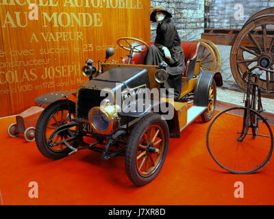 La photographie de 1908 de D.F.P. capture un moment de l'histoire du début du XXe siècle, probablement lié à un événement spécifique ou à des individus de cette période. Cette photo d'archives offre un aperçu du passé, mettant en valeur des vêtements ou des scènes historiques. Banque D'Images