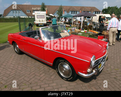 1966 Peugeot 404 d'enregistrement des licences, le néerlandais AM 7994 p2 Banque D'Images