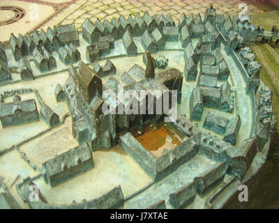 Cette image capture le Mindener Dom, une cathédrale importante de Minden, en Allemagne, datant du moyen âge. La photographie met en valeur ses détails architecturaux, tels que son style gothique, ses flèches et ses vitraux, soulignant son importance historique. Banque D'Images