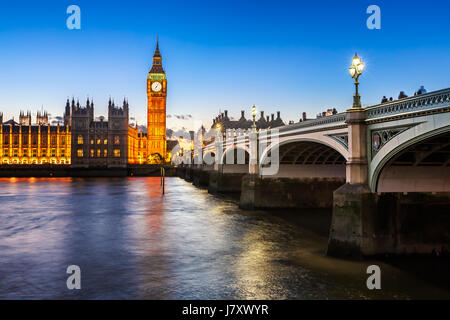 Big Ben, la reine Elizabeth Tower et le pont de Westminster de lumière le soir, Londres, Royaume-Uni Banque D'Images
