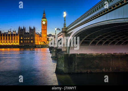Big Ben, la reine Elizabeth Tower et le pont de Westminster de lumière le soir, Londres, Royaume-Uni Banque D'Images