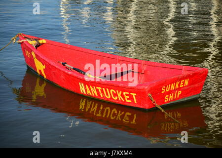 Canot rouge voile dans le port de Nantucket, MA Banque D'Images