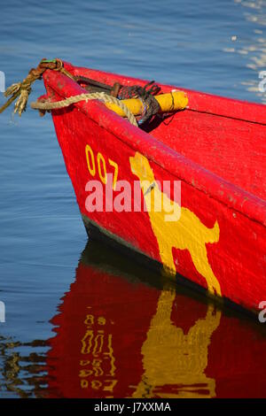 Canot rouge voile dans le port de Nantucket, MA Banque D'Images