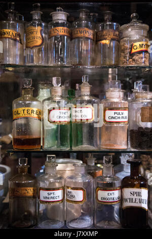 L'apothicaire de style victorien traditionnel, le cabinet avec des teintures, de la médecine et de potions (ancien musée du théâtre d'exploitation et d'Herb Garret, Londres, UK Banque D'Images