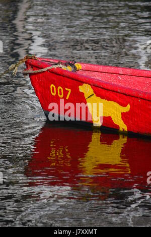 Canot rouge voile dans le port de Nantucket, MA Banque D'Images