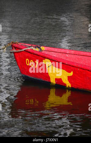 Canot rouge voile dans le port de Nantucket, MA Banque D'Images