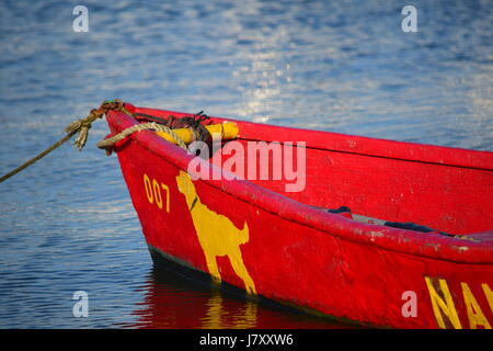 Canot rouge voile dans le port de Nantucket, MA Banque D'Images