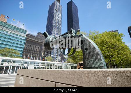 Non-violence nouée sculpture d'armes à feu à l'immeuble siège de l'Organisation des Nations Unies New York USA Banque D'Images