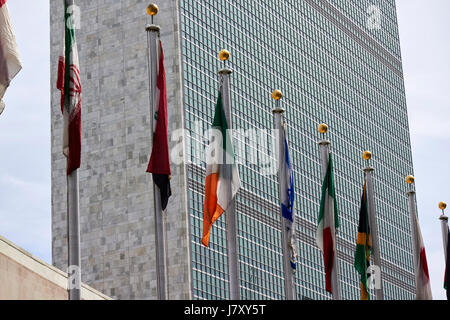 Drapeaux nationaux dont l'Irlande au siège des Nations Unies building New York City USA Banque D'Images