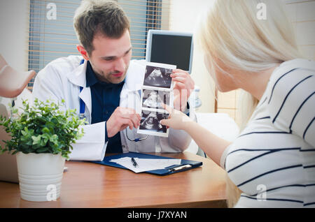 Médecin montrant l'image échographique à bébé femme enceinte. montrant l'échographie de grossesse gynécologue usg concept enceintes patient Banque D'Images