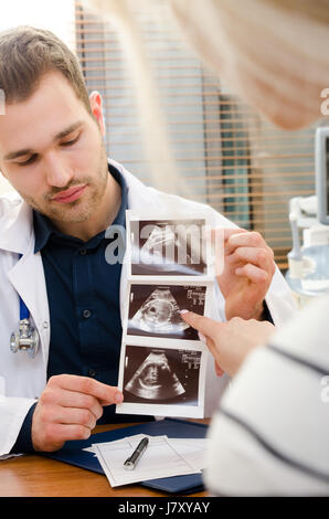 Médecin montrant l'image échographique à bébé femme enceinte. montrant l'échographie de grossesse gynécologue usg concept enceintes patient Banque D'Images