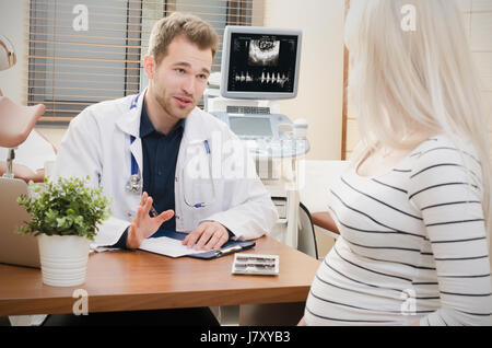 Médecin montrant l'image échographique à bébé femme enceinte. montrant l'échographie de grossesse gynécologue usg concept enceintes patient Banque D'Images