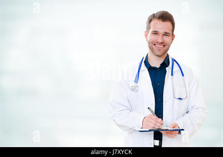 Handsome young smiling doctor avec presse-papiers. médecin ordinateur Vue avant beau portrait concept adultes caucasiens Banque D'Images
