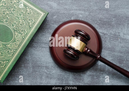 Gavel et réservez top view. law avocat avocat gavel bannière concept juridique juge livre Banque D'Images
