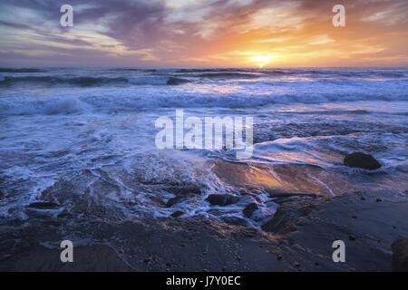 Coucher de soleil spectaculaire sur l'horizon lointain de l'océan Pacifique. Torrey Pines State Beach. Pittoresque côte californienne de San Diego Banque D'Images