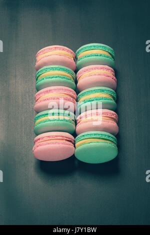 Macarons sucrés colorés sur fond noir Banque D'Images