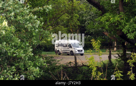 Camping stationné dans un espace boisé CAMPING CAMPING-CAR CAMPING-CAR CAMPING RE MAISON DE RETRAITE Banque D'Images