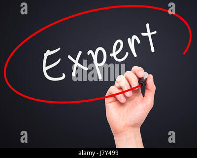Man main écrit Expert sur l'écran visuel. Affaires, aide, internet, technologie concept. Isolé sur le noir. Stock Photo Banque D'Images