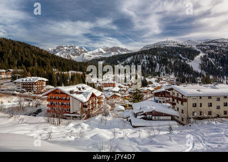 Station de ski de Madonna di Campiglio, vue à partir de la pente, Alpes italiennes, Italie Banque D'Images