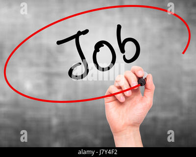 L'homme de l'écriture de la main avec le marqueur de l'essuyer. conseil transparent Isolé sur le gris. Business, internet, technologie concept. Stock Photo Banque D'Images