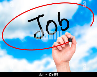 L'homme de l'écriture de la main avec le marqueur de l'essuyer. conseil transparent Isolé sur sky. Business, internet, technologie concept. Stock Photo Banque D'Images