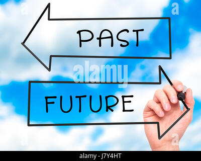 Man main écrit le passé et le futur avec le marqueur sur la carte. Essuyer transparent Isolé sur sky. Business, internet, technologie concept. Stock Photo Banque D'Images