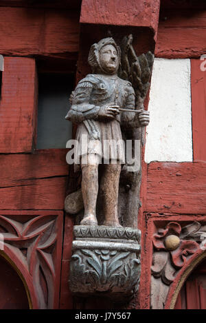 La figure sculptée médiévale sur façade de maison à colombages Ti Koz, construit en 1505, dans la Rue de Guillaume, Rennes, Bretagne France Banque D'Images