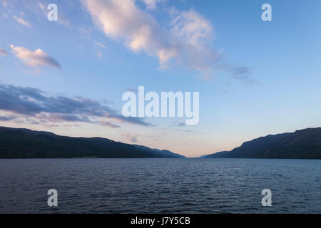 Une vue sur le loch Ness à partir d'un bateau avec des montagnes de chaque côté. Banque D'Images