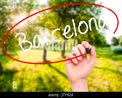 Man main écrit Barcelone avec marqueur noir sur l'écran visuel. Isolé sur la nature. Le commerce, la technologie, internet concept. Stock Photo Banque D'Images